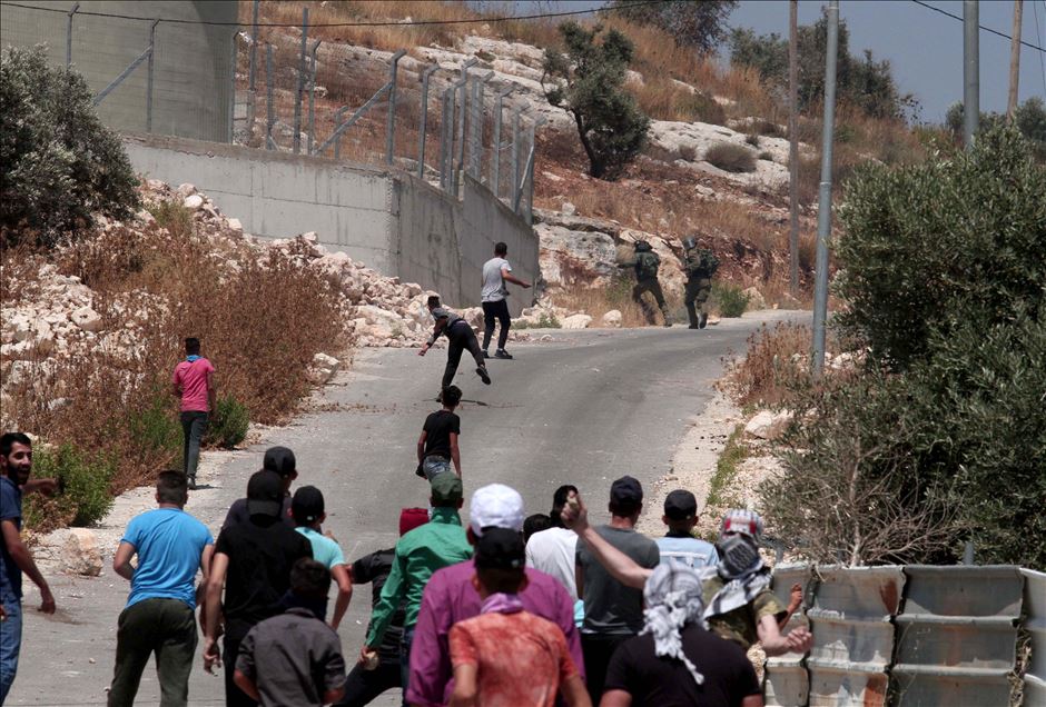 إصابة فلسطينيين بالاختناق خلال تفريق الجيش الإسرائيلي مسيرة بالضفة