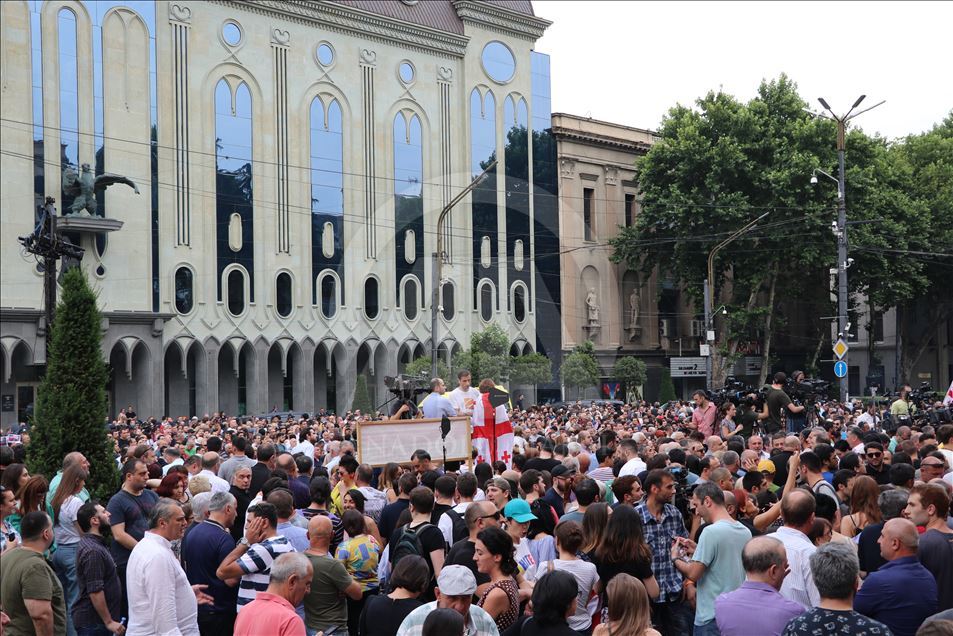 Gürcistan'da Rus heyetine protesto