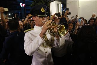 Musisi militer Inggris bermain musik di stasiun MRT Jakarta