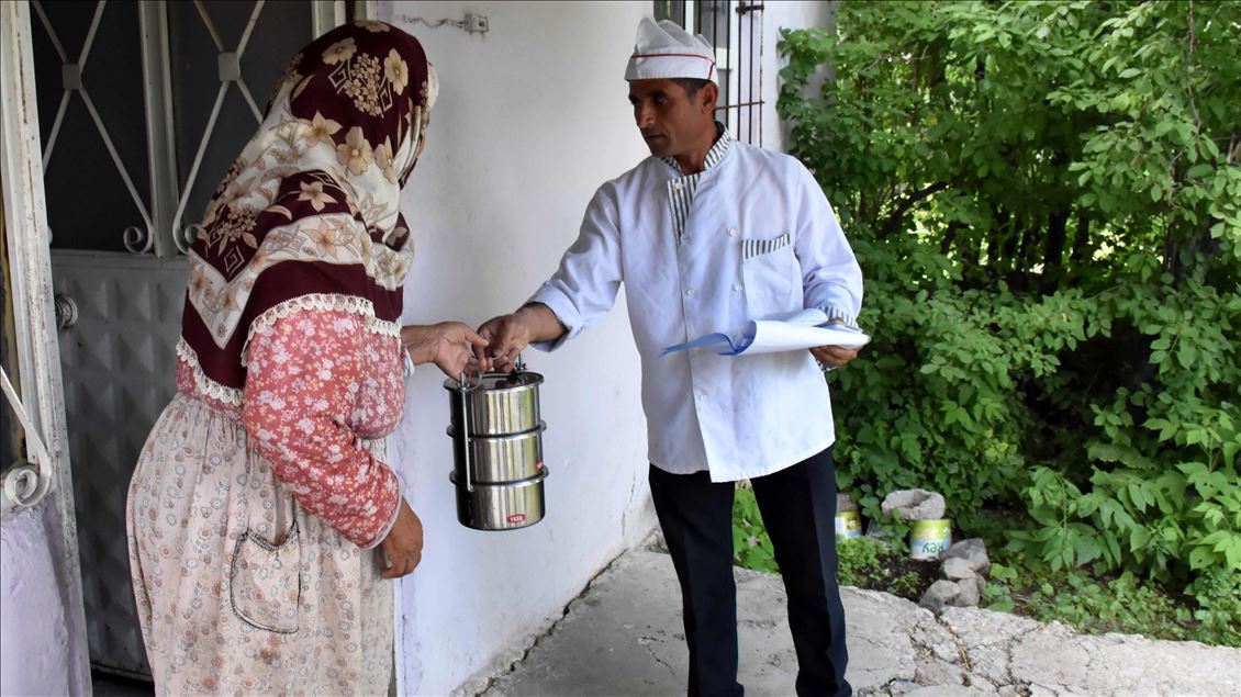 Kapı kapı gezerek devletin "sıcak yüzü" oluyorlar