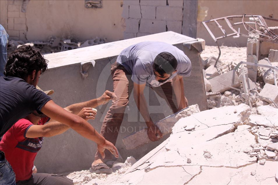 سوريا.. مقتل 5 مدنيين في قصف جوي للنظام على إدلب