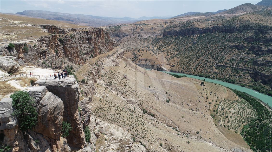 "رأس الحجر".. منظر بانورامي يسحر الزائرين في تركيا
