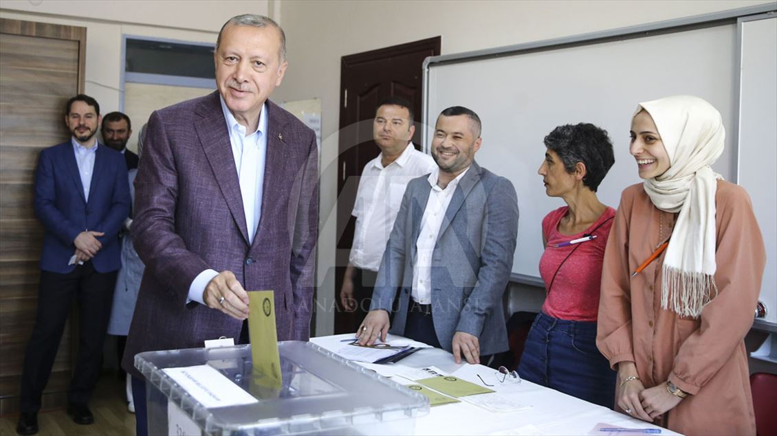 Yenilenen İstanbul seçimleri için liderler oy kullandı 