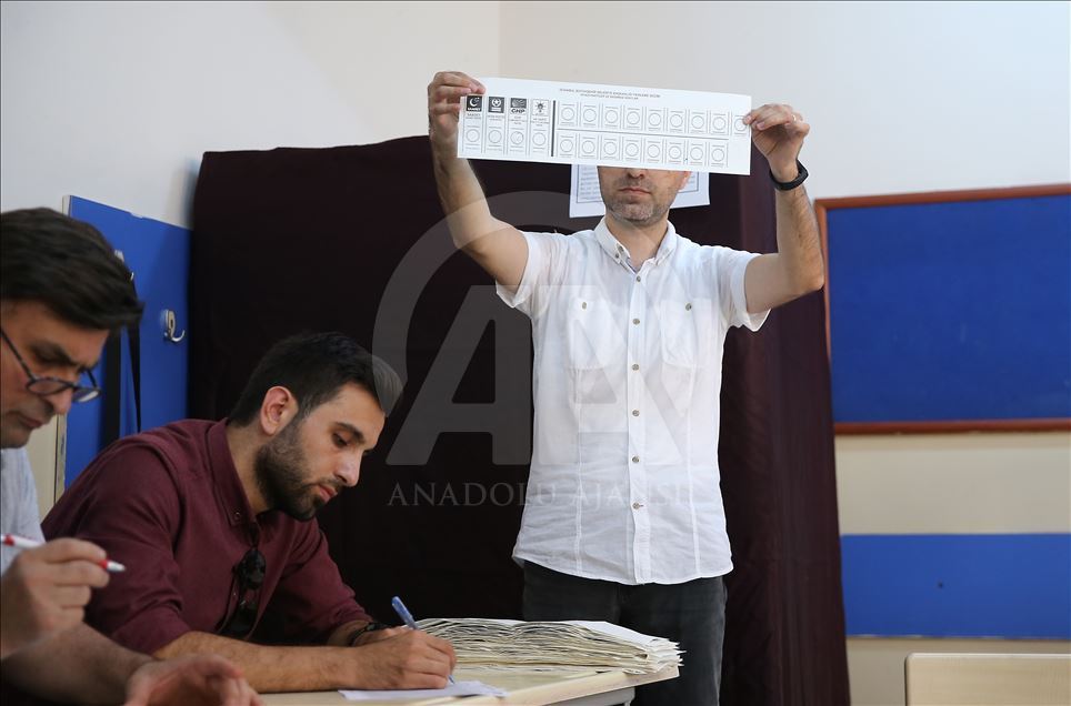 بدء فرز الأصوات في انتخابات إسطنبول عقب انتهاء الاقتراع
