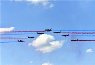 Espectáculo de la Patrulla Acrobática de Francia en la 53ª Exposición Internacional Aérea de París de 2019