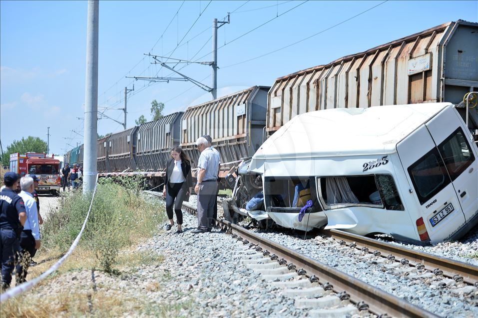 Mersin'de yük treni servis minibüsüne çarptı: 1 ölü, 8 yaralı