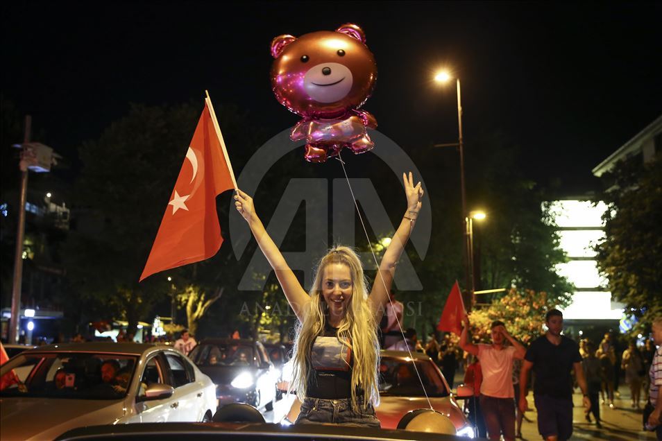 احتفالات تعم إسطنبول بفوز إمام أوغلو برئاسة البلدية

