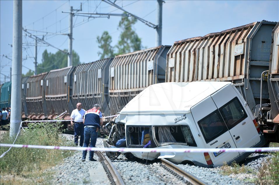 Mersin'de yük treni servis minibüsüne çarptı: 1 ölü, 8 yaralı