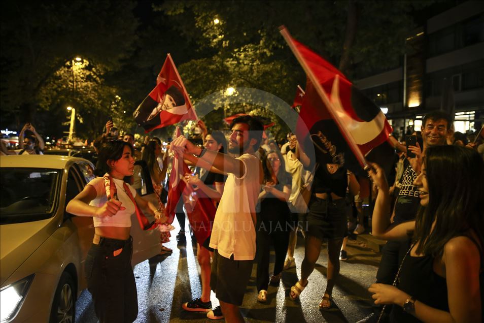 احتفالات تعم إسطنبول بفوز إمام أوغلو برئاسة البلدية
