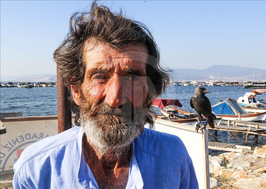 Çay tezgahında "karga"yla servis ilgi odağı oldu
