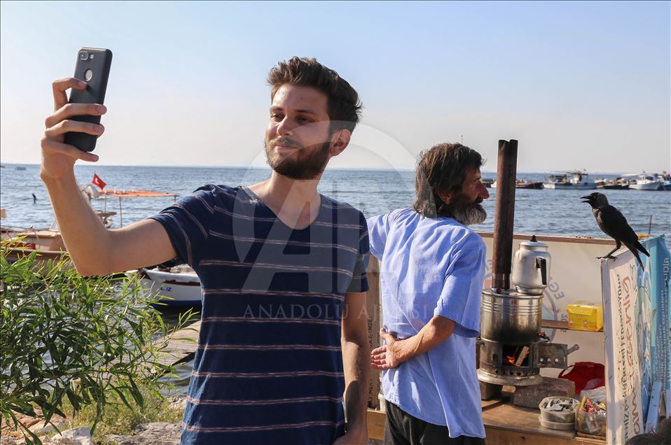 Çay tezgahında "karga"yla servis ilgi odağı oldu