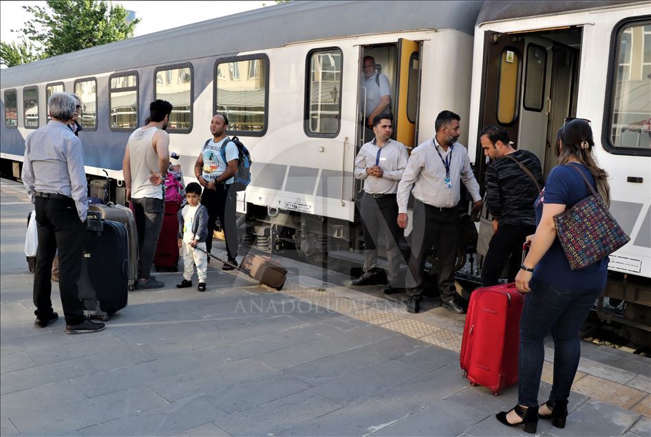 قطار مسافربری تهران به استان وان در ترکیه رسید

