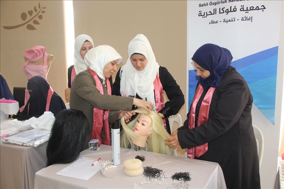 أرامل سوريات يعرضن منتجاتهن اليدوية جنوبي تركيا