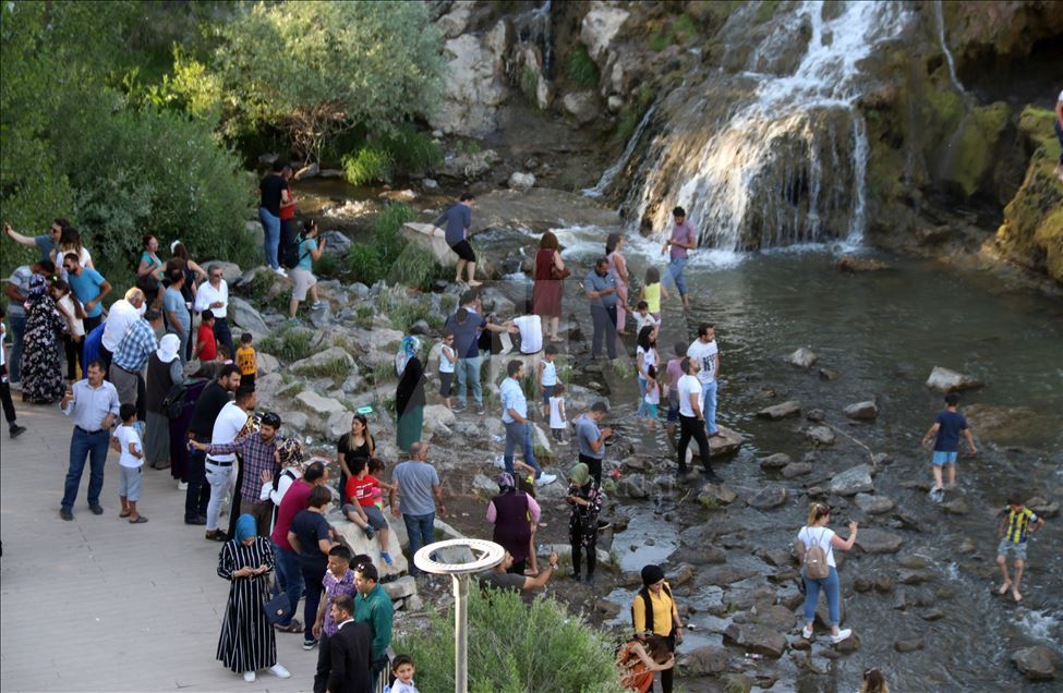 Muradiye Şelalesi yeni yüzüyle ziyaretçilerini ağırlıyor