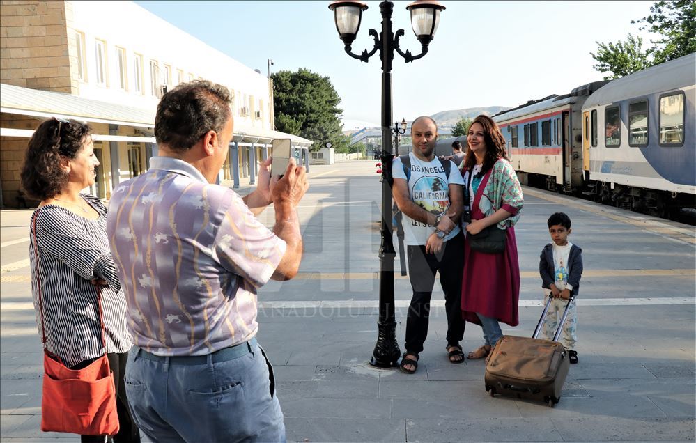 قطار مسافربری تهران به استان وان در ترکیه رسید

