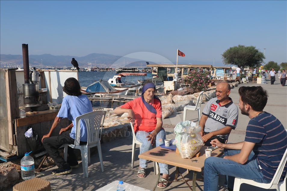 Çay tezgahında "karga"yla servis ilgi odağı oldu