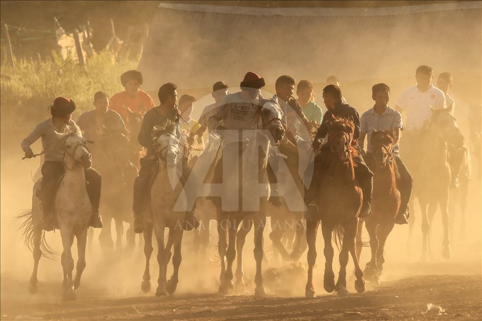 Kırgızlar'ın düğün şöleni "Buzkaşı" sporu