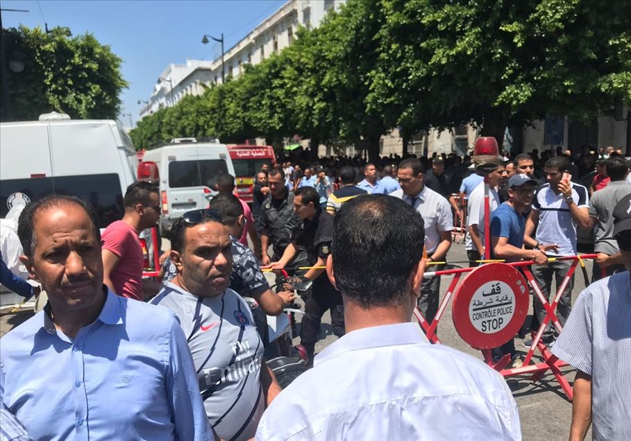 تفجير انتحاري يستهدف سيارة شرطة وسط العاصمة تونس