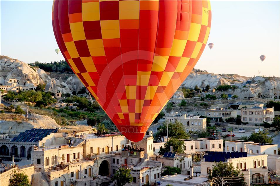 Kapadokya'da sıcak hava balonlarının görsel şöleni