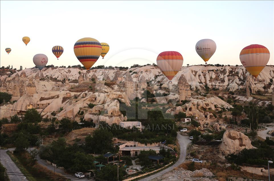 Kapadokya'da sıcak hava balonlarının görsel şöleni