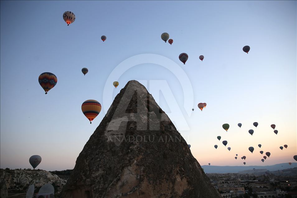 Kapadokya'da sıcak hava balonlarının görsel şöleni