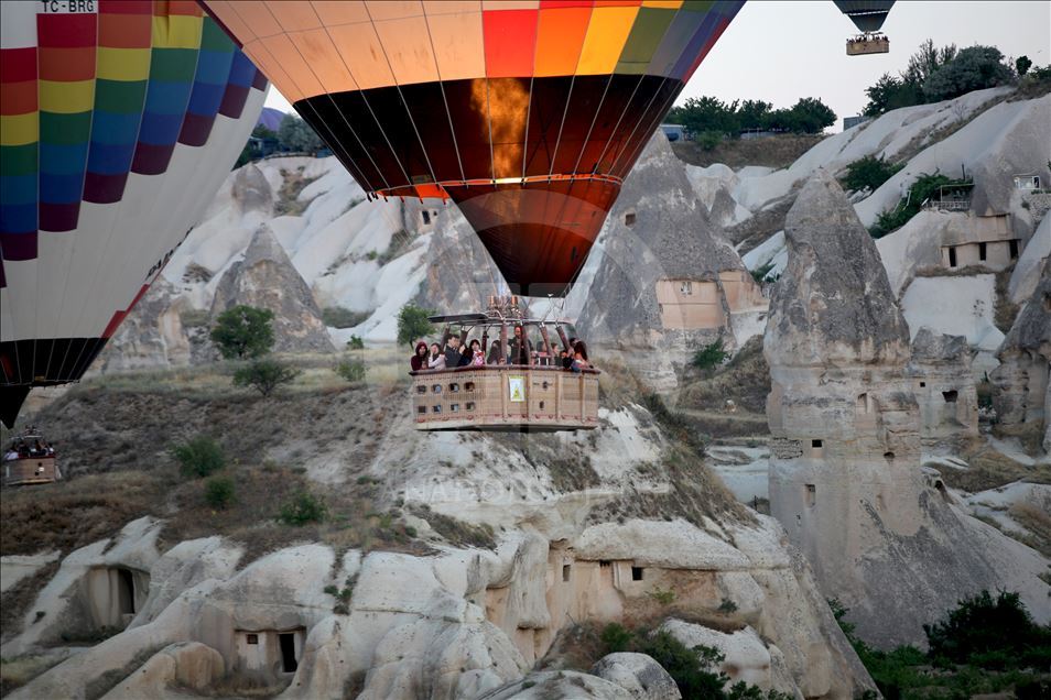 Kapadokya'da sıcak hava balonlarının görsel şöleni
