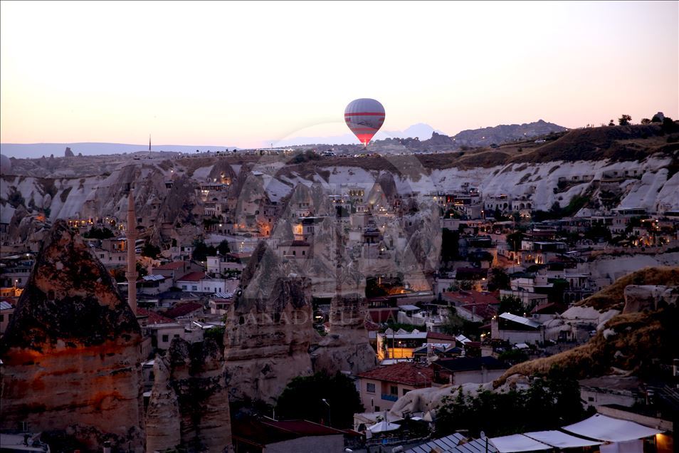 Kapadokya'da sıcak hava balonlarının görsel şöleni
