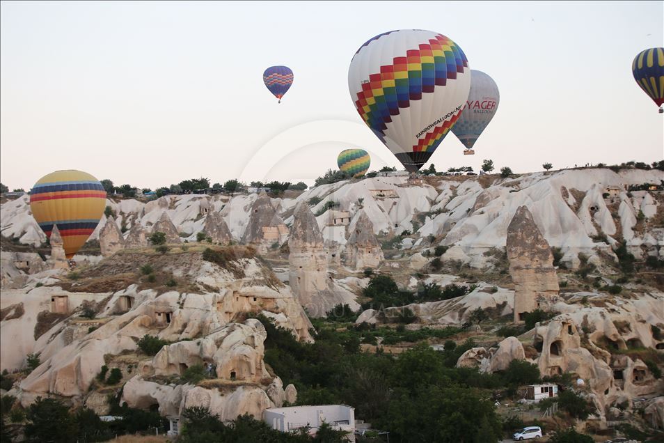 Kapadokya'da sıcak hava balonlarının görsel şöleni