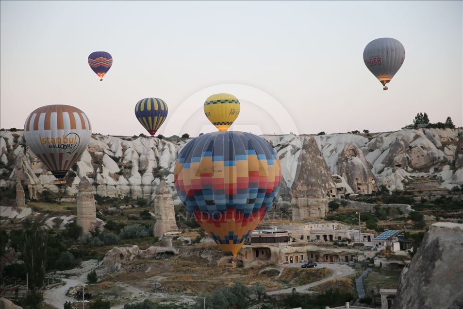 Kapadokya'da sıcak hava balonlarının görsel şöleni