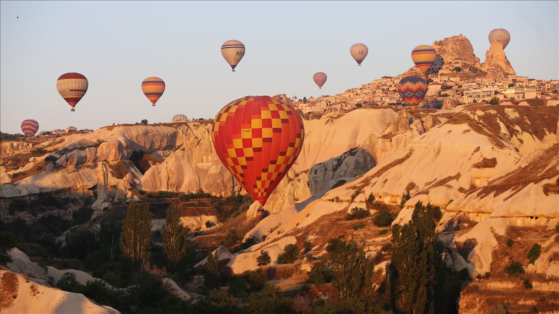 Kapadokya'da sıcak hava balonlarının görsel şöleni