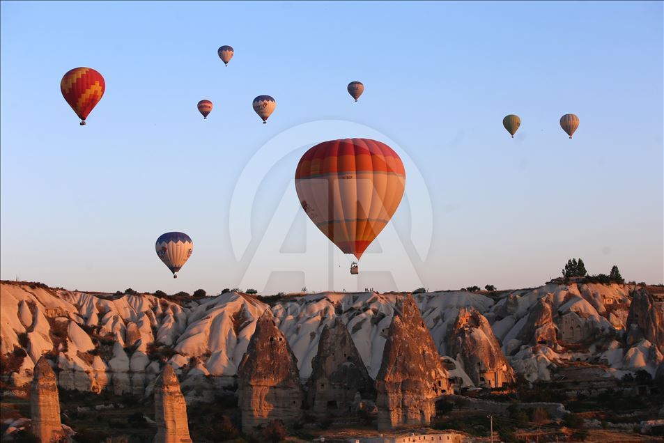 Kapadokya'da sıcak hava balonlarının görsel şöleni