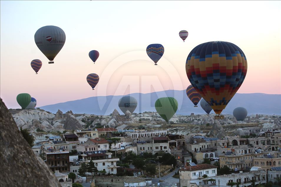 Kapadokya'da sıcak hava balonlarının görsel şöleni