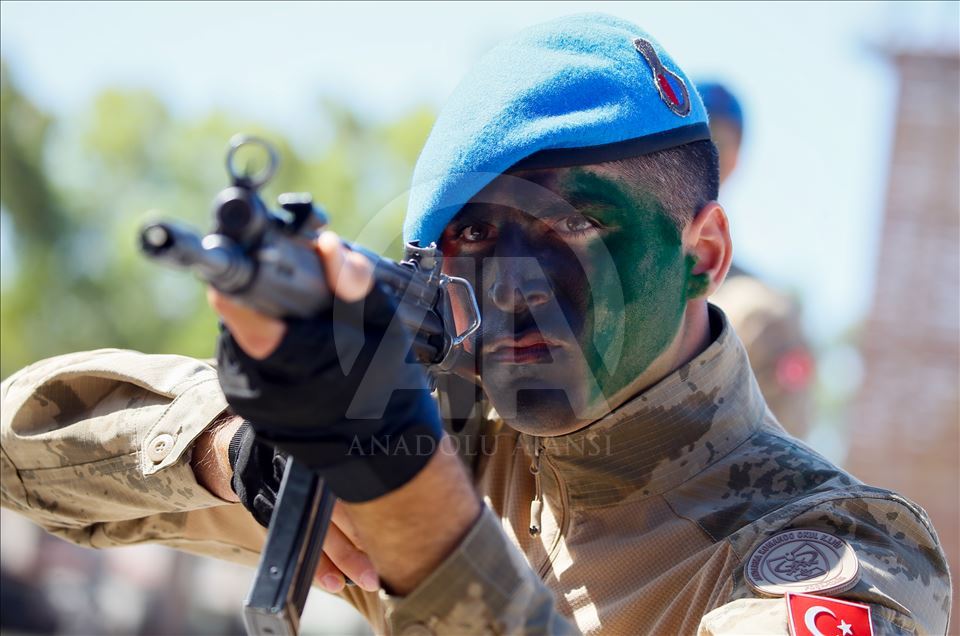 Turkish officer candidates complete 3rd Term Commando Basic Course in Izmir
