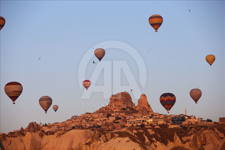 Kapadokya'da sıcak hava balonlarının görsel şöleni