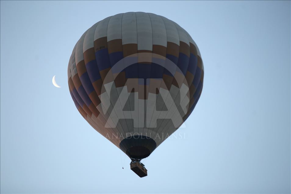Kapadokya'da sıcak hava balonlarının görsel şöleni