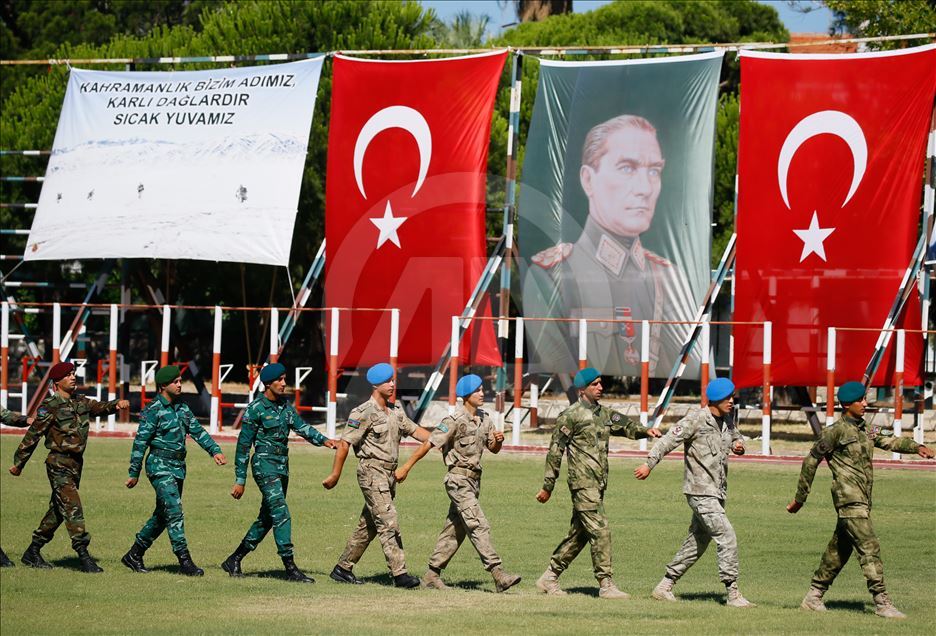Turkish officer candidates complete 3rd Term Commando Basic Course in Izmir