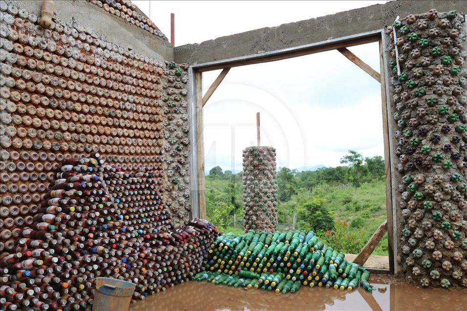 Doğayı korumak için plastik şişelerden ev inşa etti
