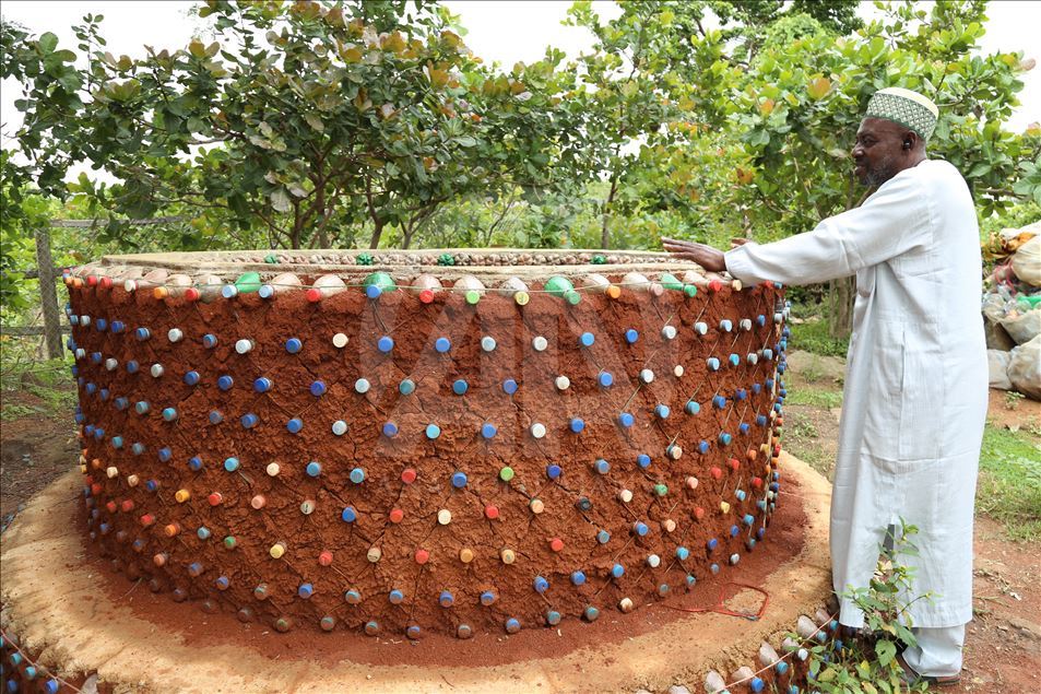 Doğayı korumak için plastik şişelerden ev inşa etti
