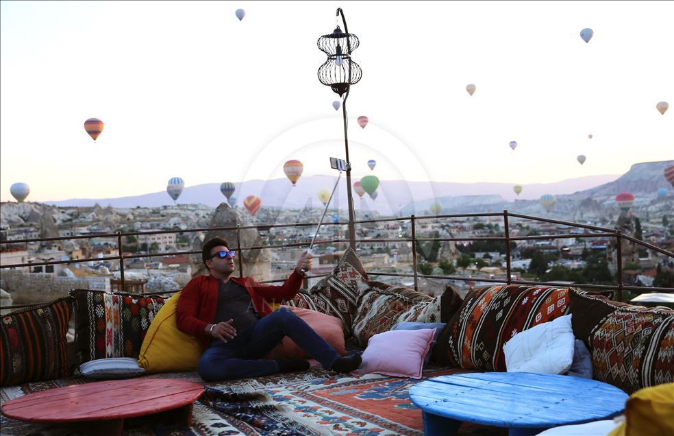 Kapadokya'da balonlar "dekor" teraslar "stüdyo" oldu