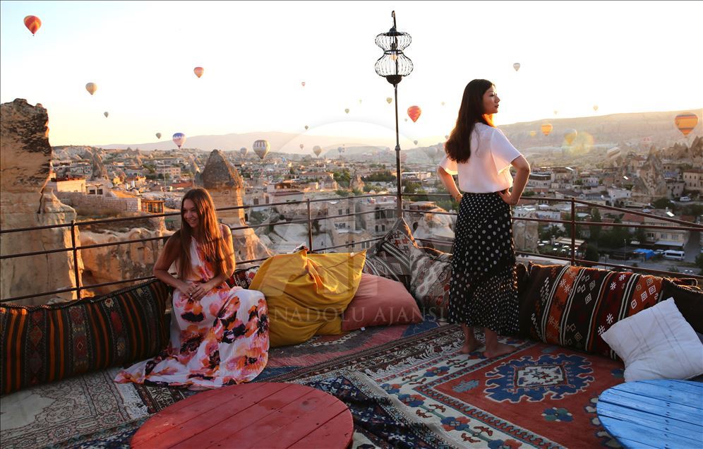 Kapadokya'da balonlar "dekor" teraslar "stüdyo" oldu