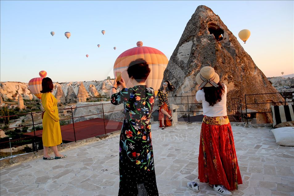 Kapadokya'da balonlar "dekor" teraslar "stüdyo" oldu