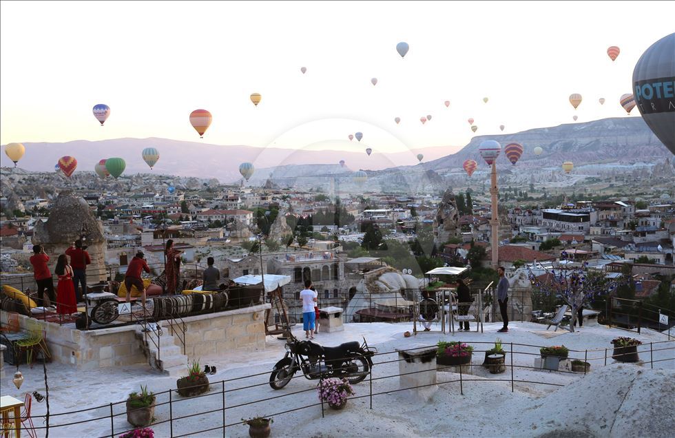 Kapadokya'da balonlar "dekor" teraslar "stüdyo" oldu