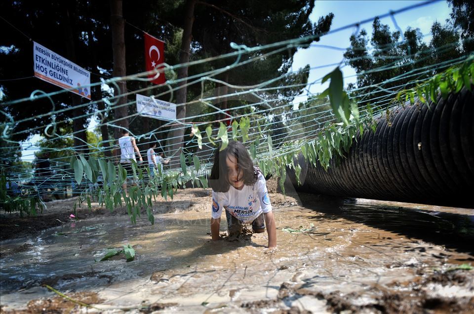 Mersin'de çocuklar için zorlu parkurda eğlenceli yarışma