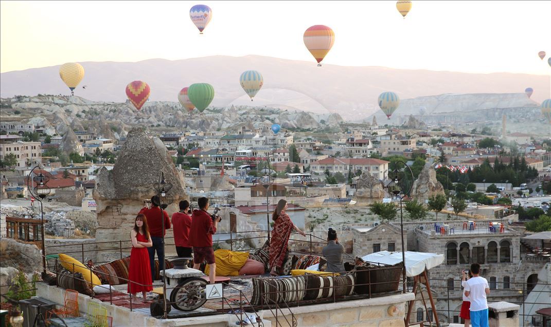 Kapadokya'da balonlar "dekor" teraslar "stüdyo" oldu
