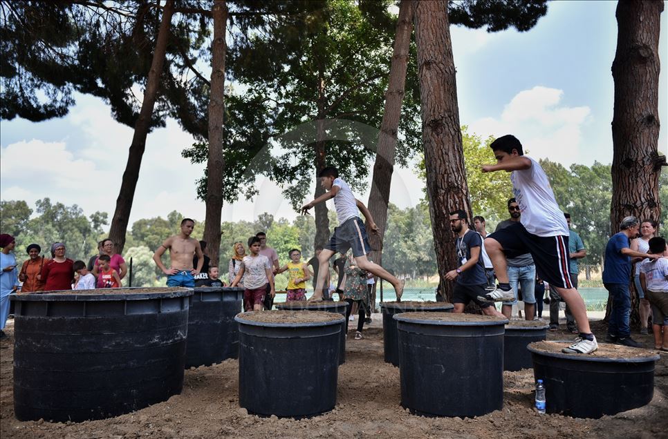 Mersin'de çocuklar için zorlu parkurda eğlenceli yarışma