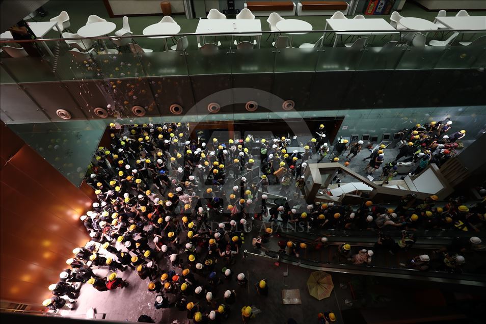 Hong Kong'ta protestocular meclisi bastı
