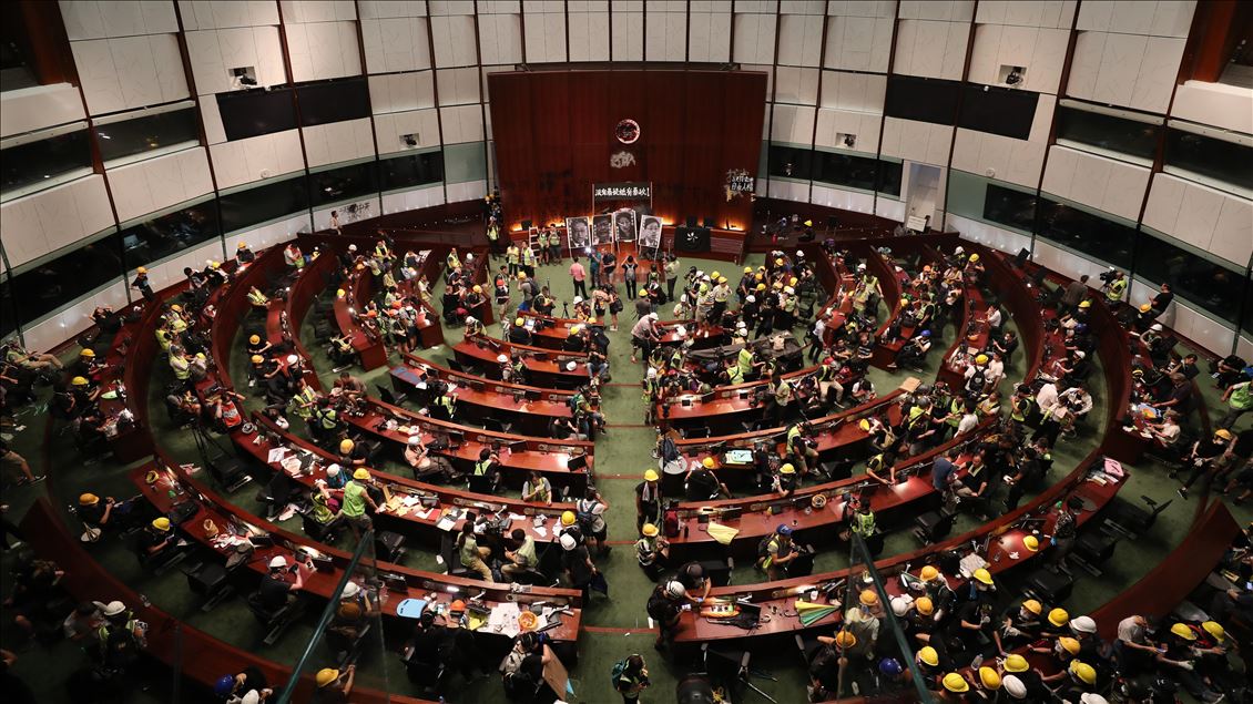 Hong Kong'ta protestocular meclisi bastı

