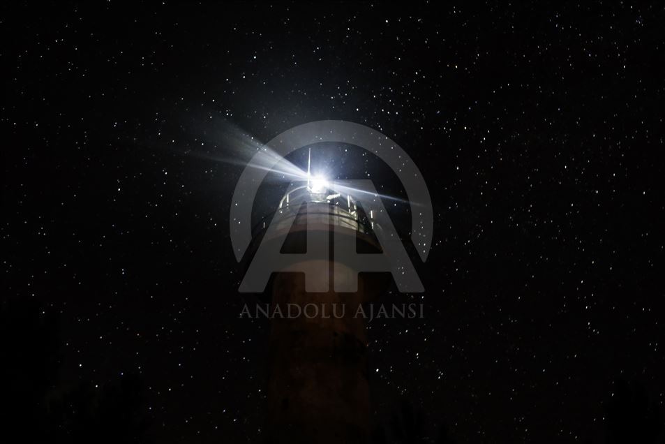 Вид маяка Дживанбурну на фоне зведного неба