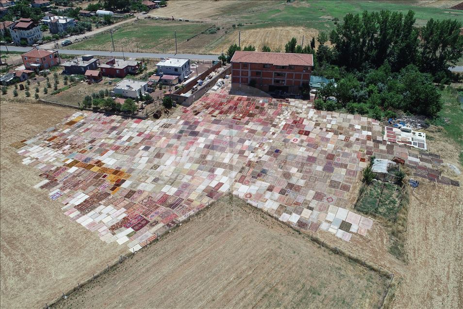Полињата од килими во Анталија создаваат прекрасна глетка