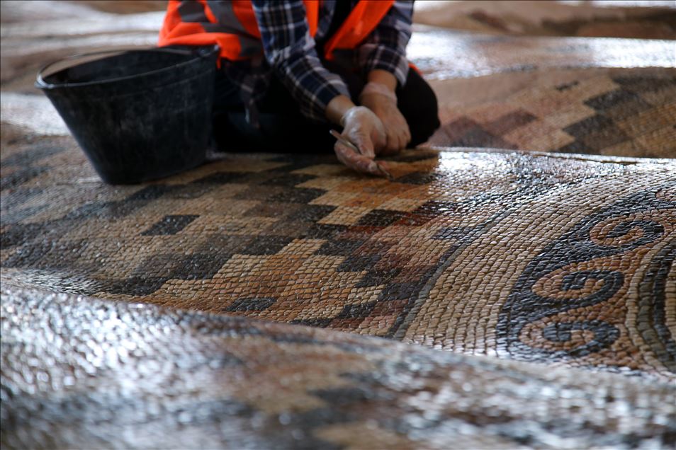 На юге Турции готовится к экспозиции древняя мозаика
